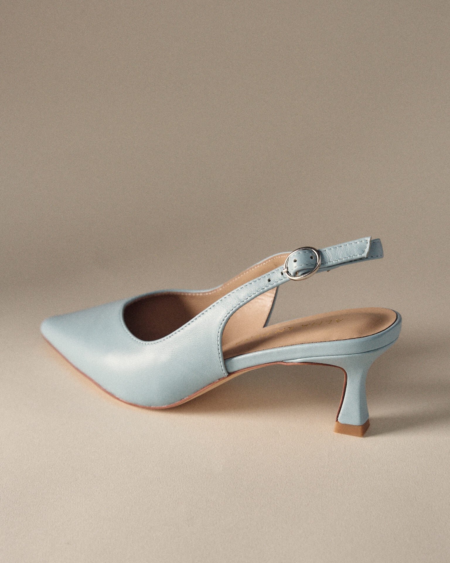 SCHUHE MIT KITTEN-ABSATZ