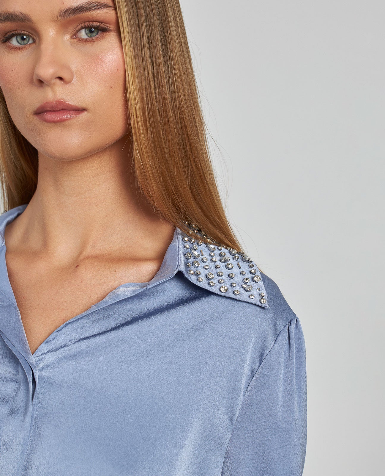 CAMISA EFECTO SATINADO PEDRERÍA