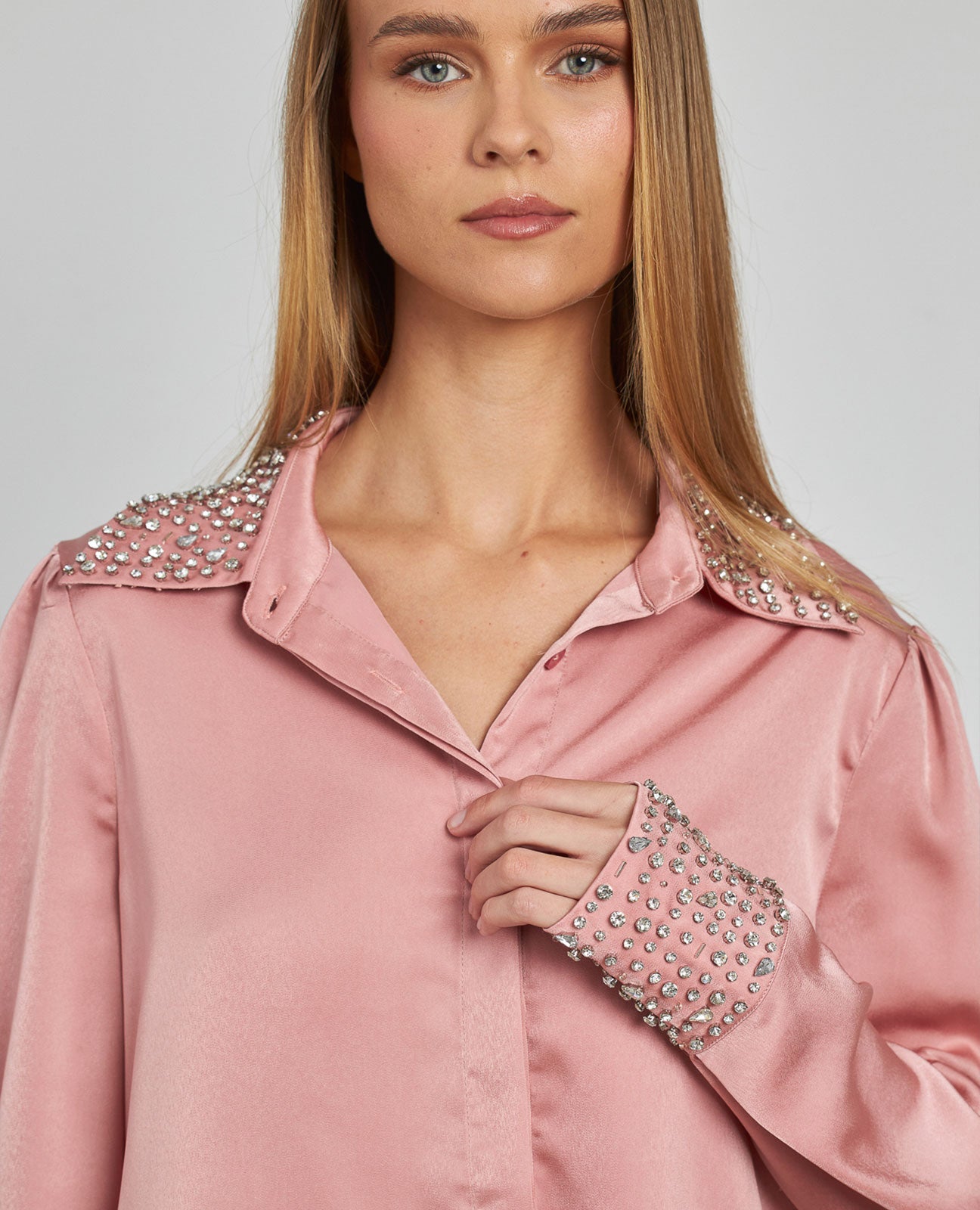 CAMISA EFECTO SATINADO PEDRERÍA