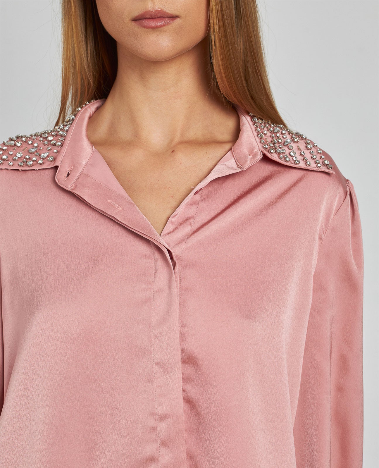 CAMISA EFECTO SATINADO PEDRERÍA