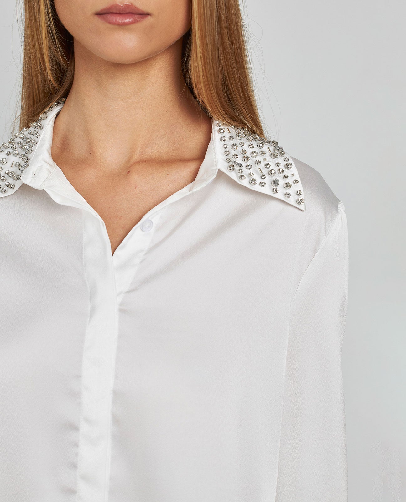 CAMISA EFECTO SATINADO PEDRERÍA