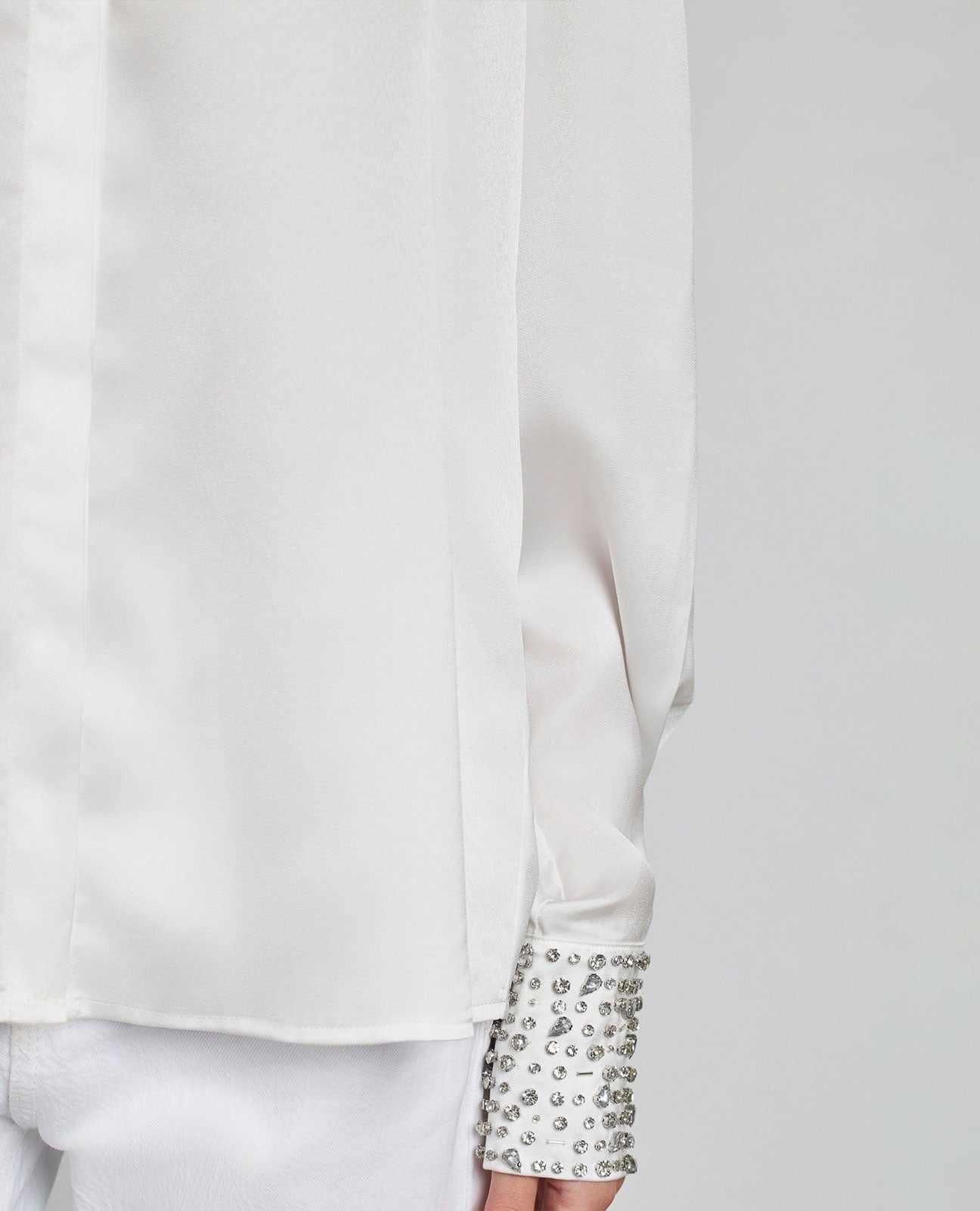 CAMISA EFECTO SATINADO PEDRERÍA