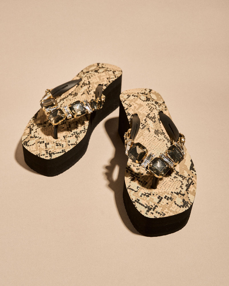 CHINELO COM PORMENORES DE JÓIAS