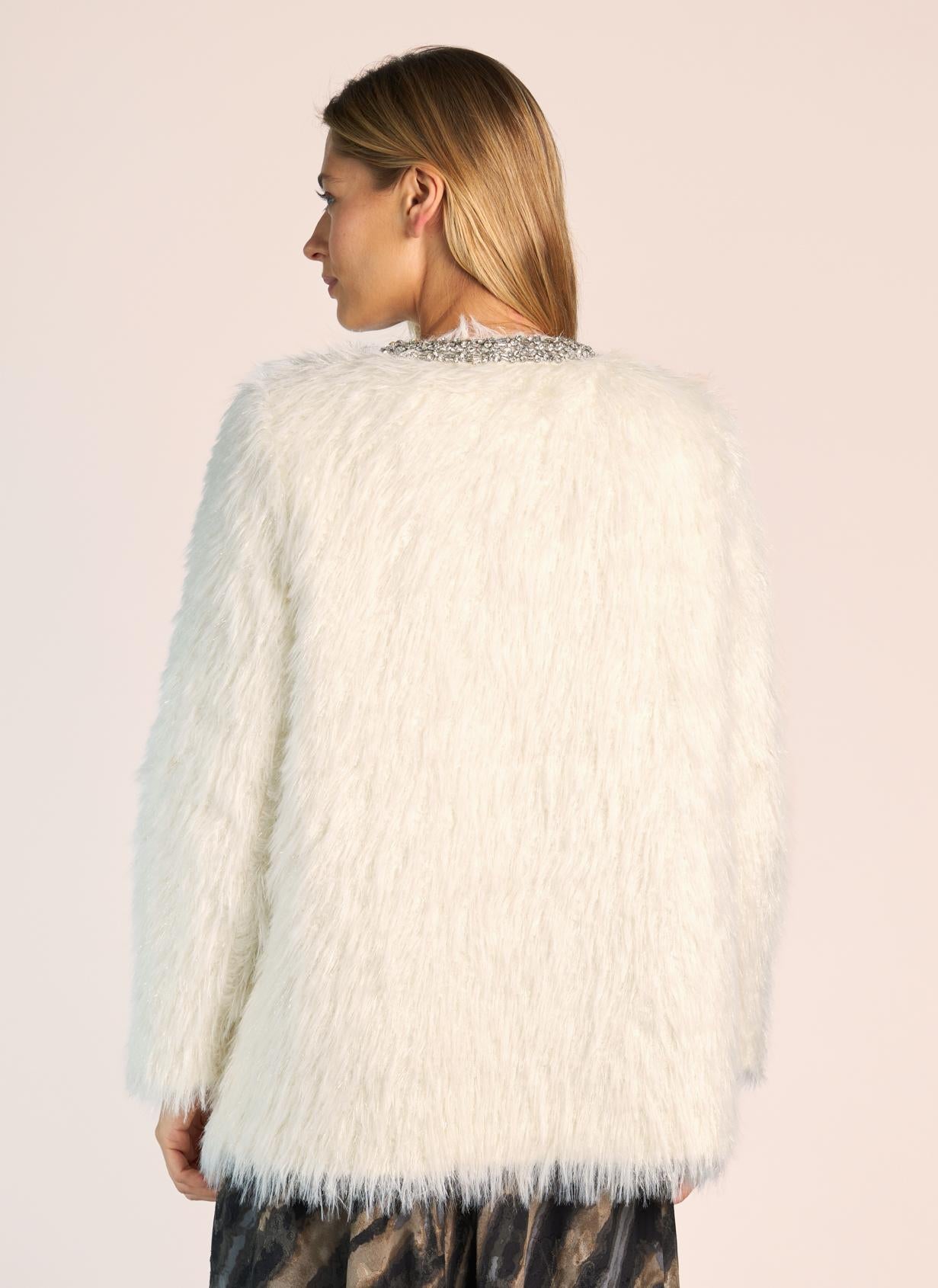 CASACO COM EFEITO DE PELE COM PORMENORES