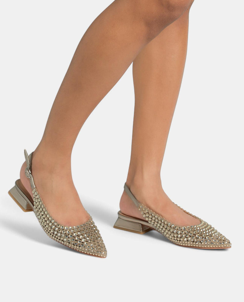 DÉTAILS DE LA CHAUSSURE PLATE