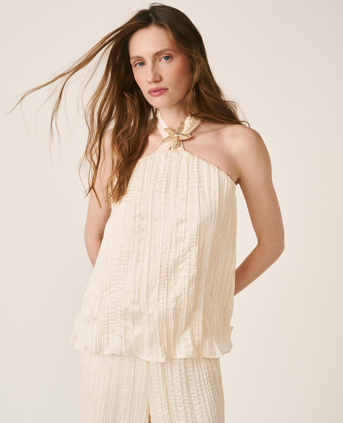 BLUSA BROCHE METÁLICO