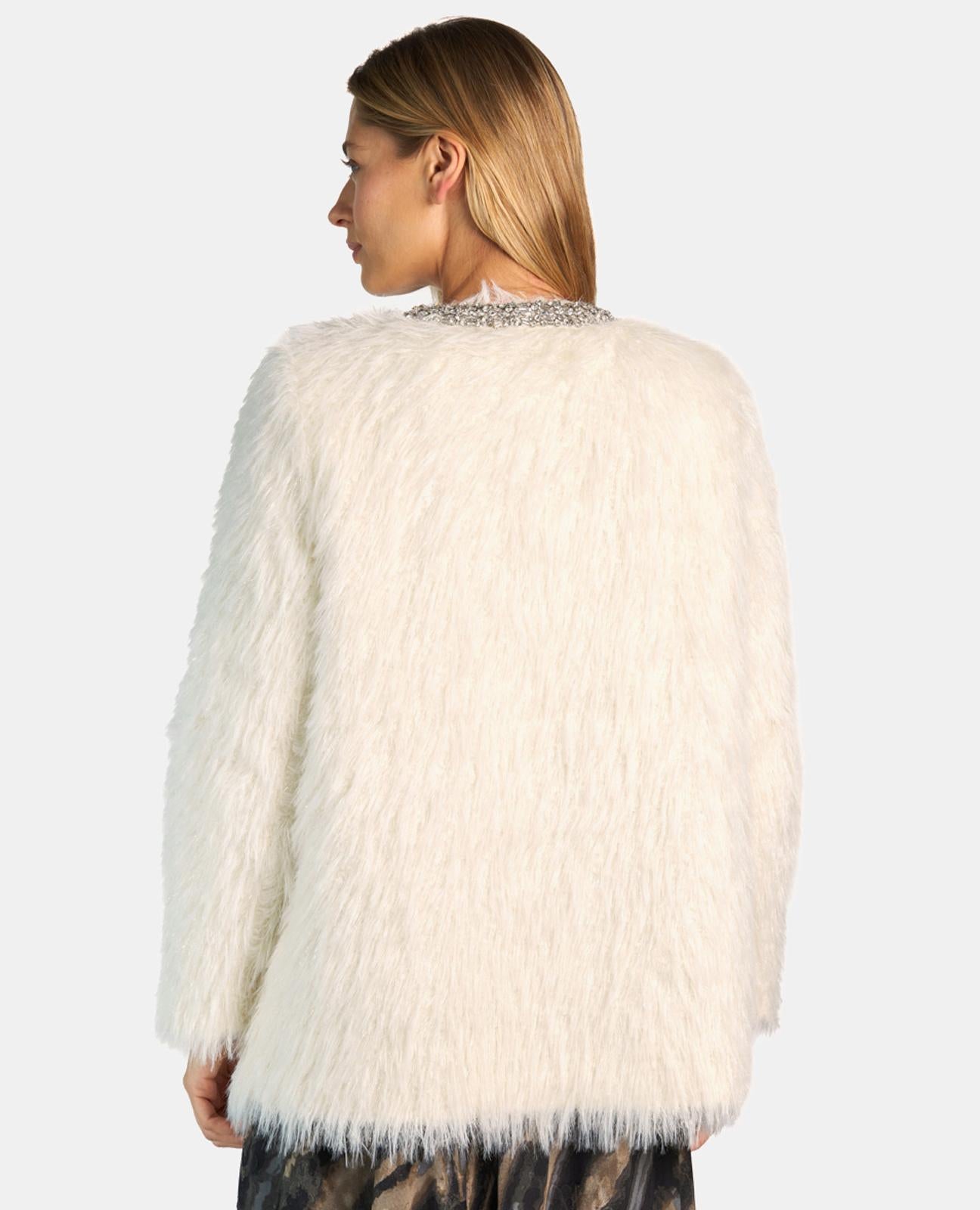 CAPPOTTO EFFETTO PELLICCIA CON DETTAGLI