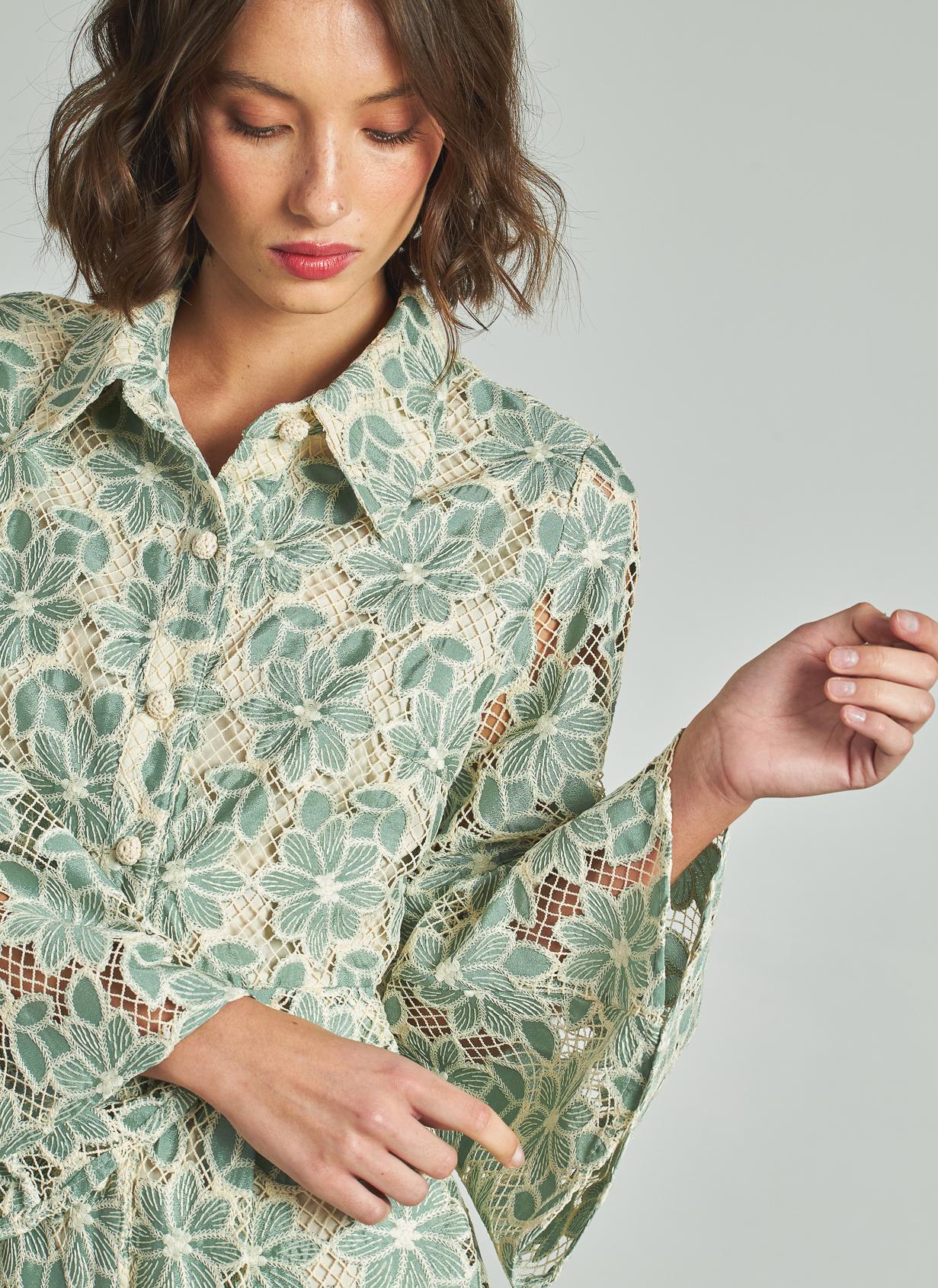 VESTIDO DE FLORES COM BORDADOS