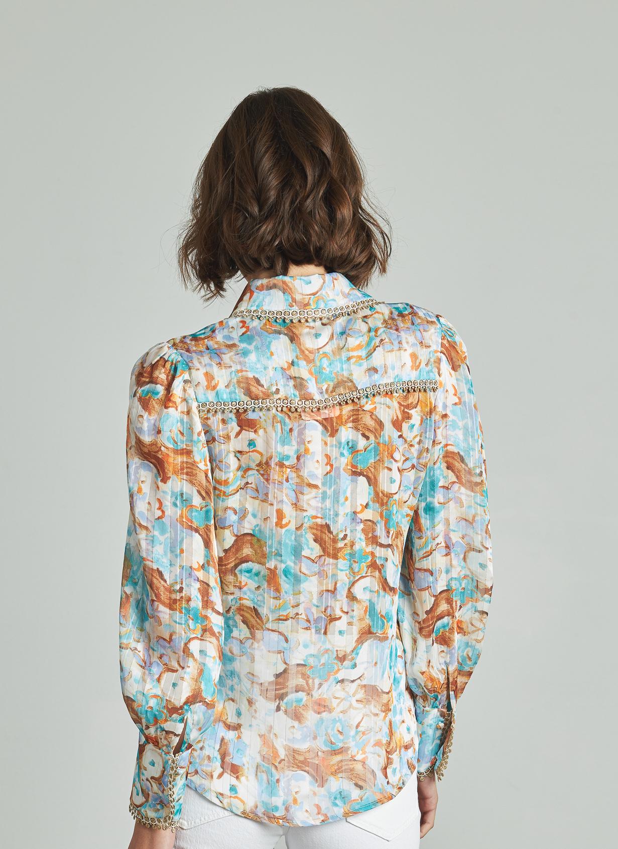 BLUSA ESTAMPADA CON DETALLES