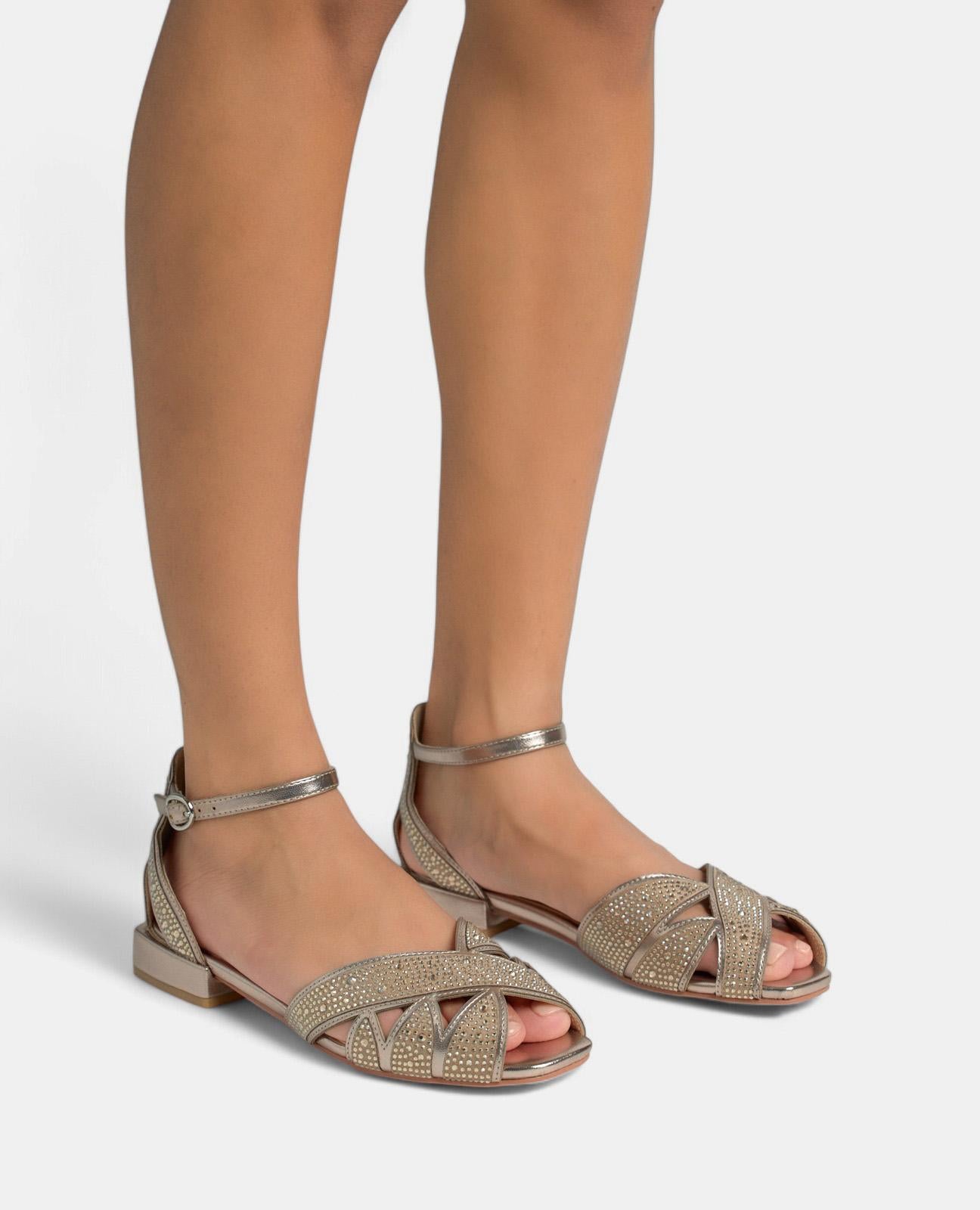 SANDALIA PLANA ABERTURA PEDRERÍA