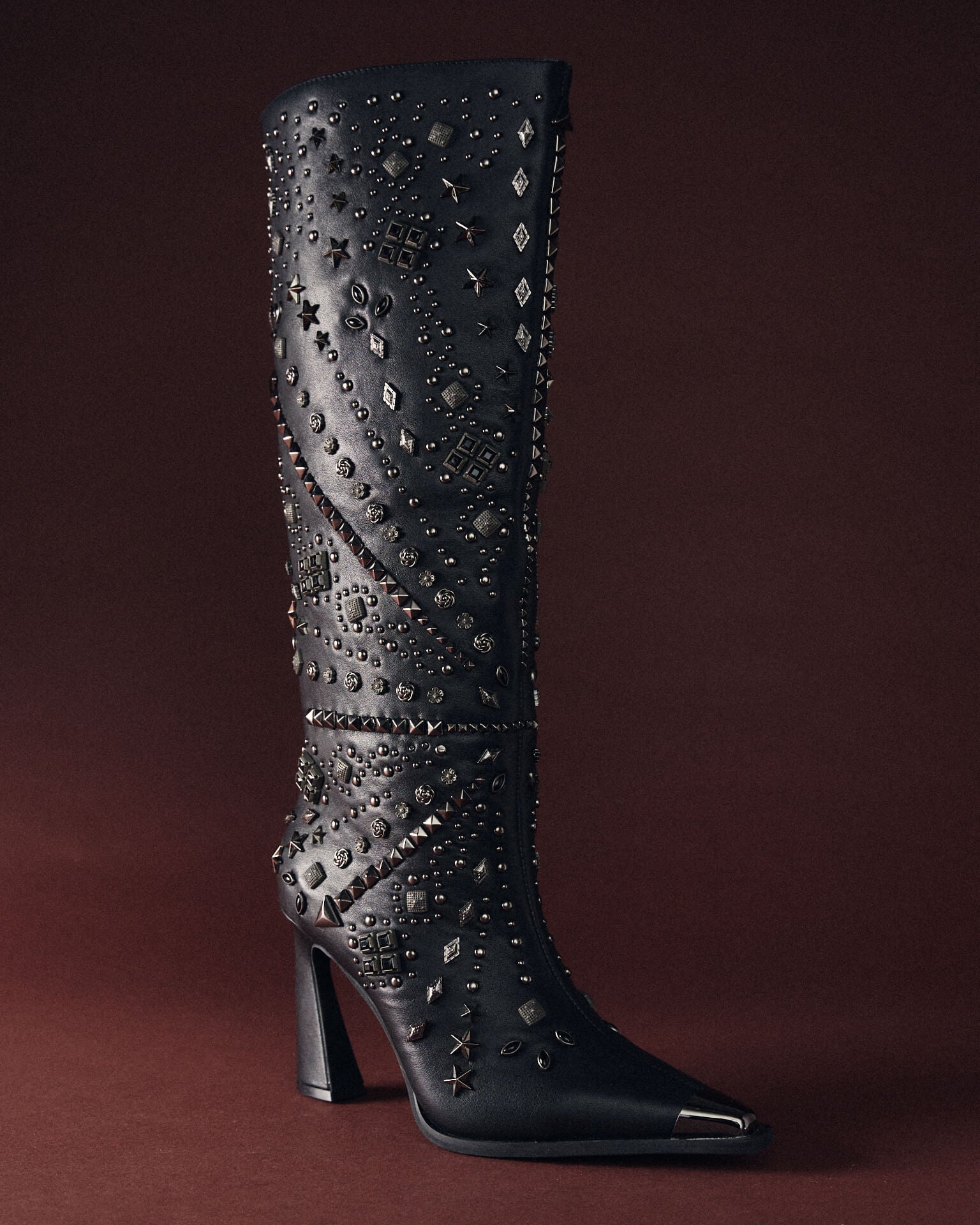 BOTA COM SALTO COM TACHAS