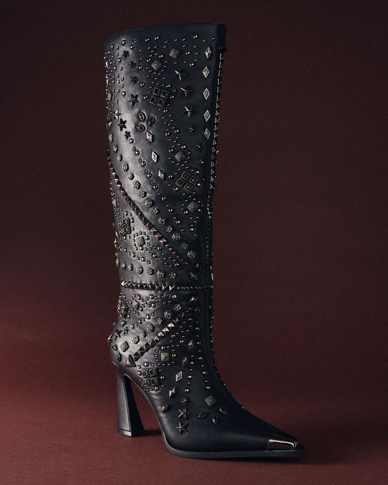 BOTA CON TACHAS TACÓN