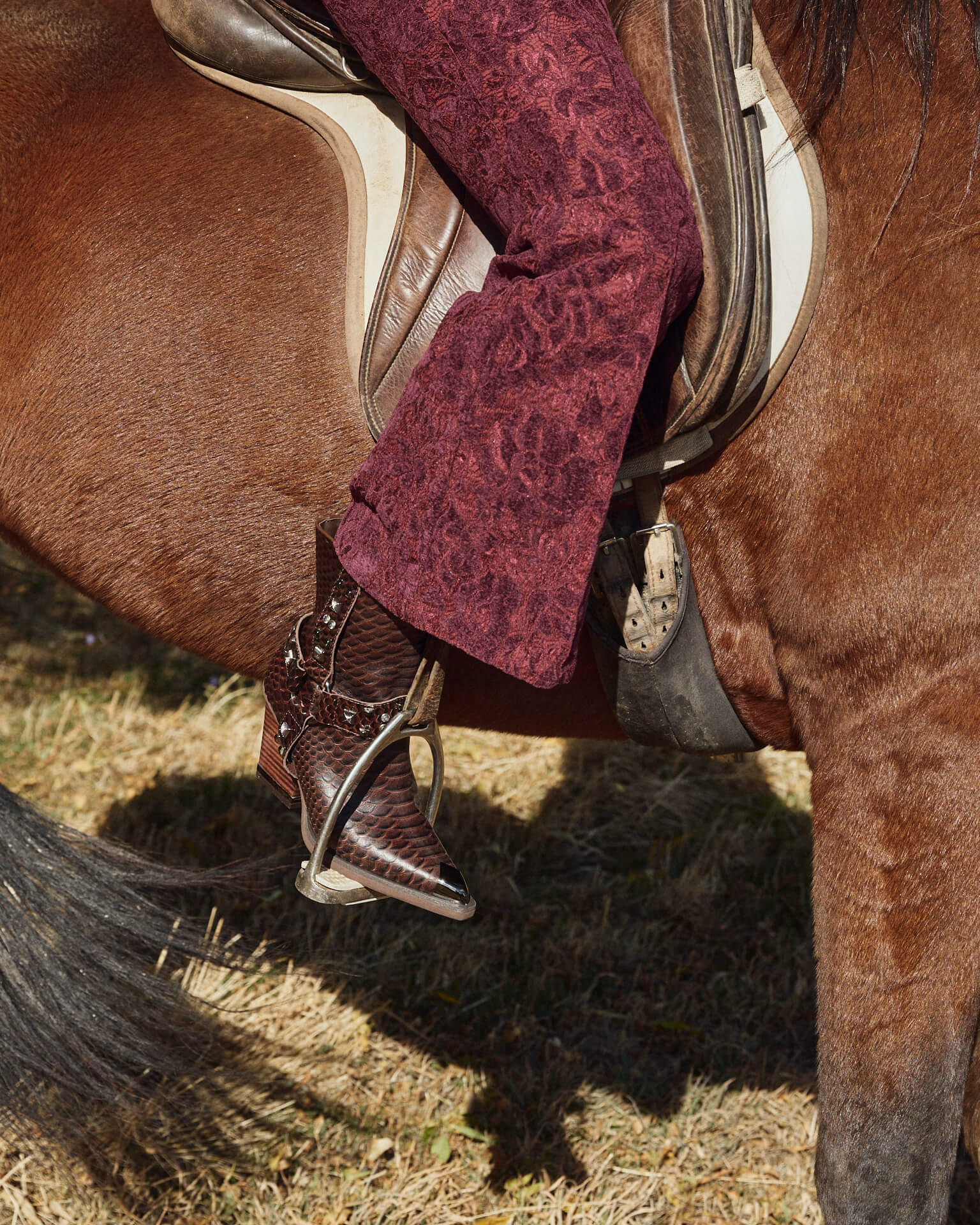 BOTÍN TACHAS DETALLE METALIZADO