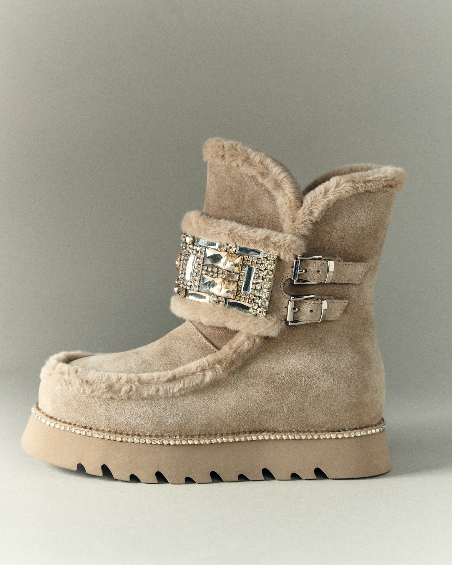 BOTA DE PELE COM FIVELA