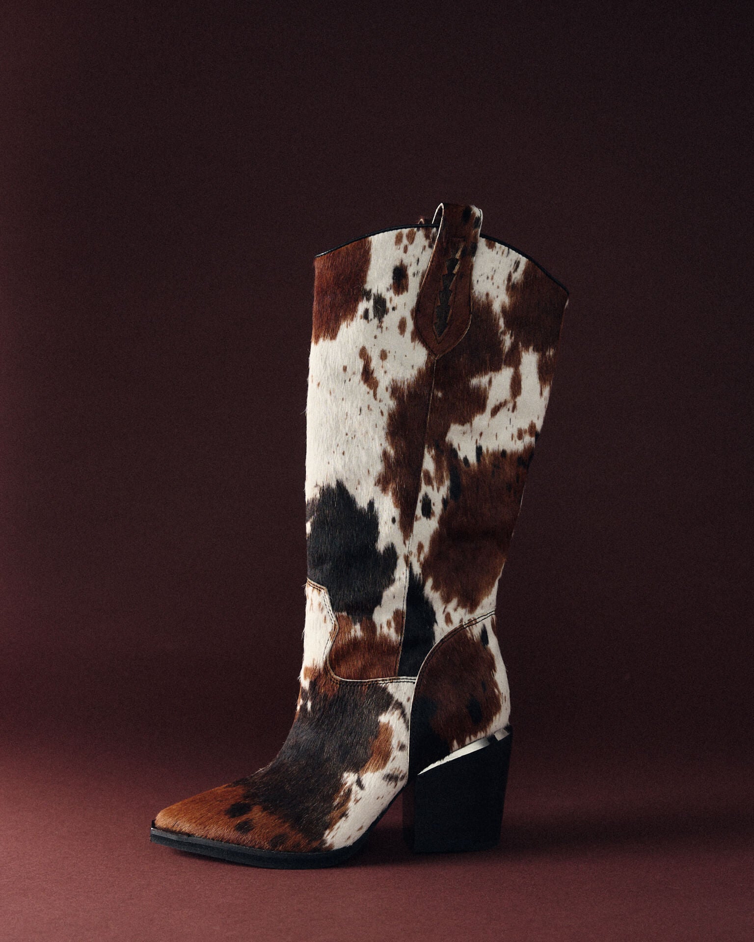 BOTA DE SALTO ALTO COM ESTAMPADO DE VACA