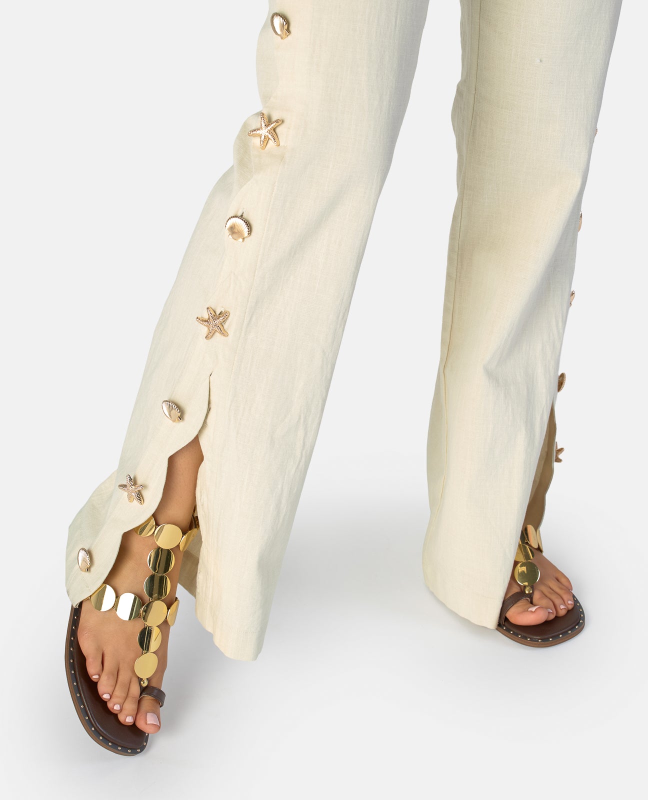 SANDÁLIA PLANA COM DETALHE DE CÍRCULOS