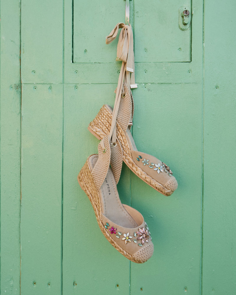 VALENCIANA-STYLE ESPARTO SHOE WITH FLORAL DETAIL