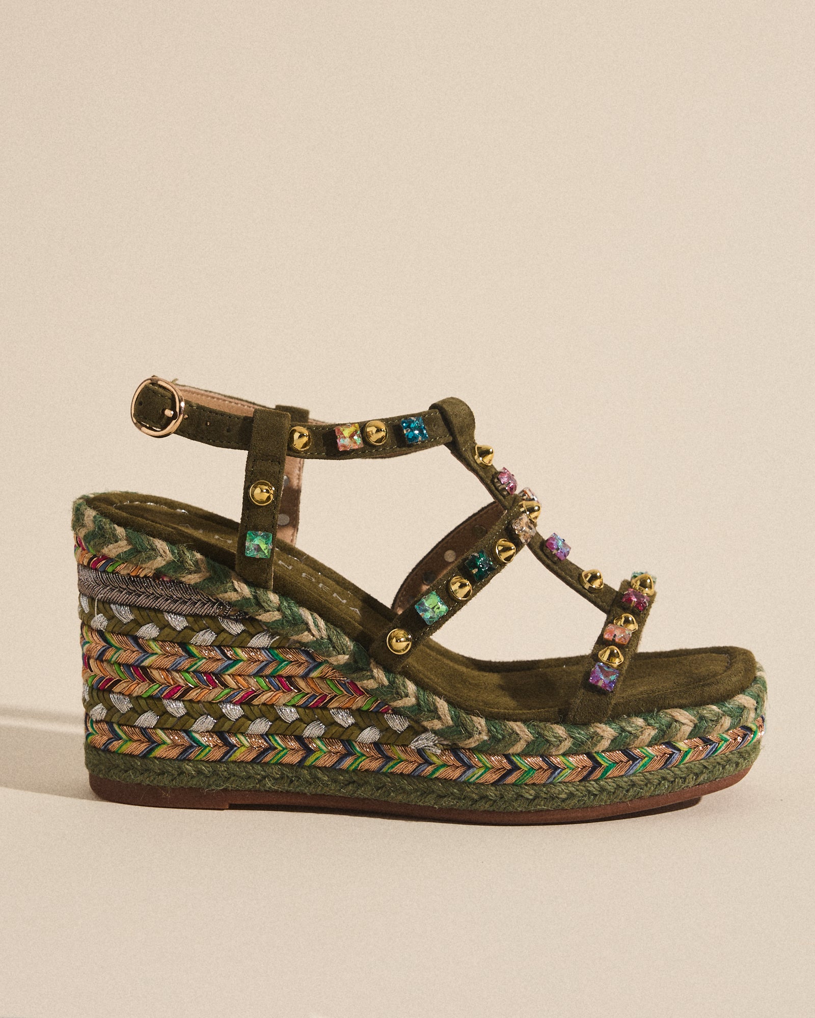 SANDALIA DE ESPARTO CON TACHUELAS EN LA CUÑA