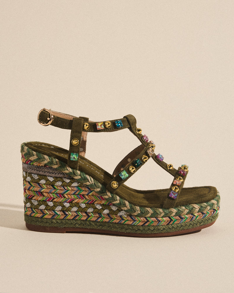 SANDALIA DE ESPARTO CON TACHUELAS EN LA CUÑA
