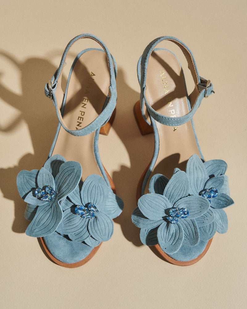 SANDALIA DETALLE FLOR CON TACON DE MADERA