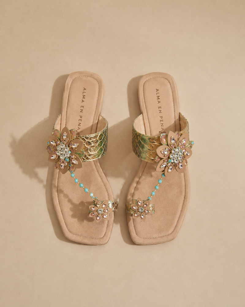 SANDALIA PLANA EN T CON ABALORIOS