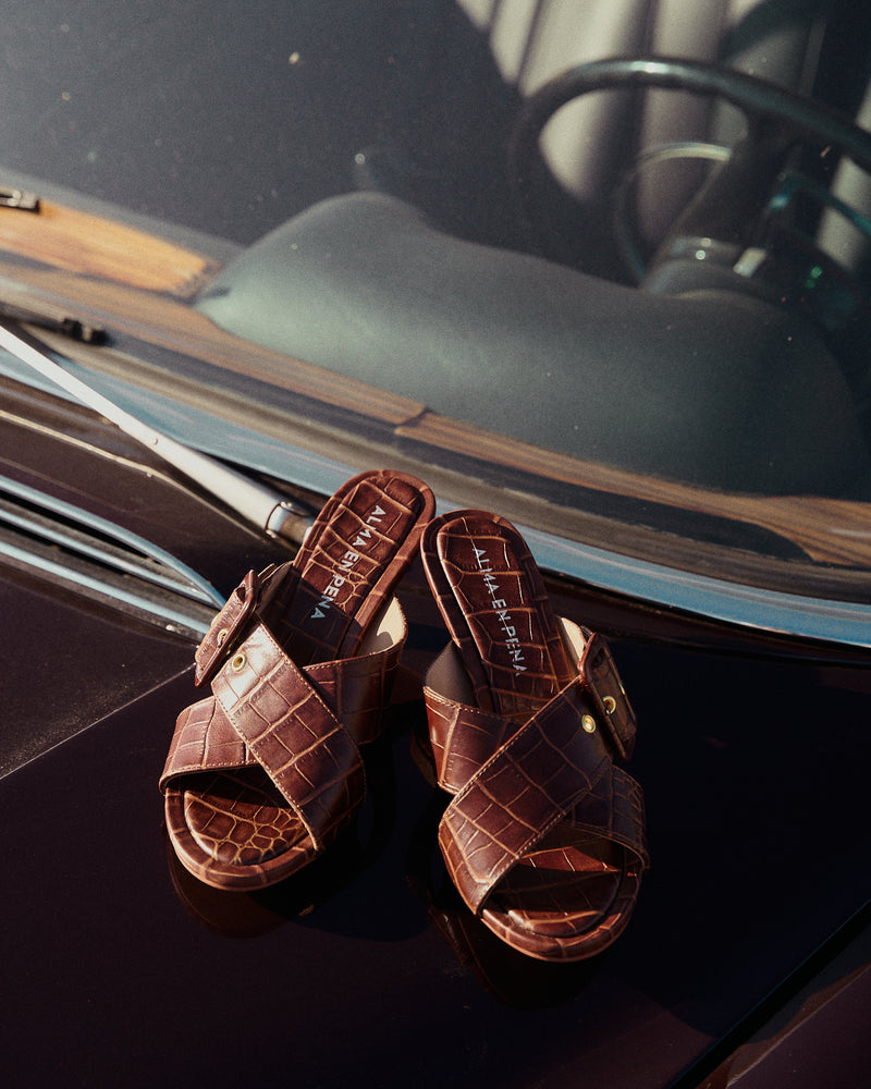 LEATHER HEELED SANDALS WITH CROSSED STRAPS