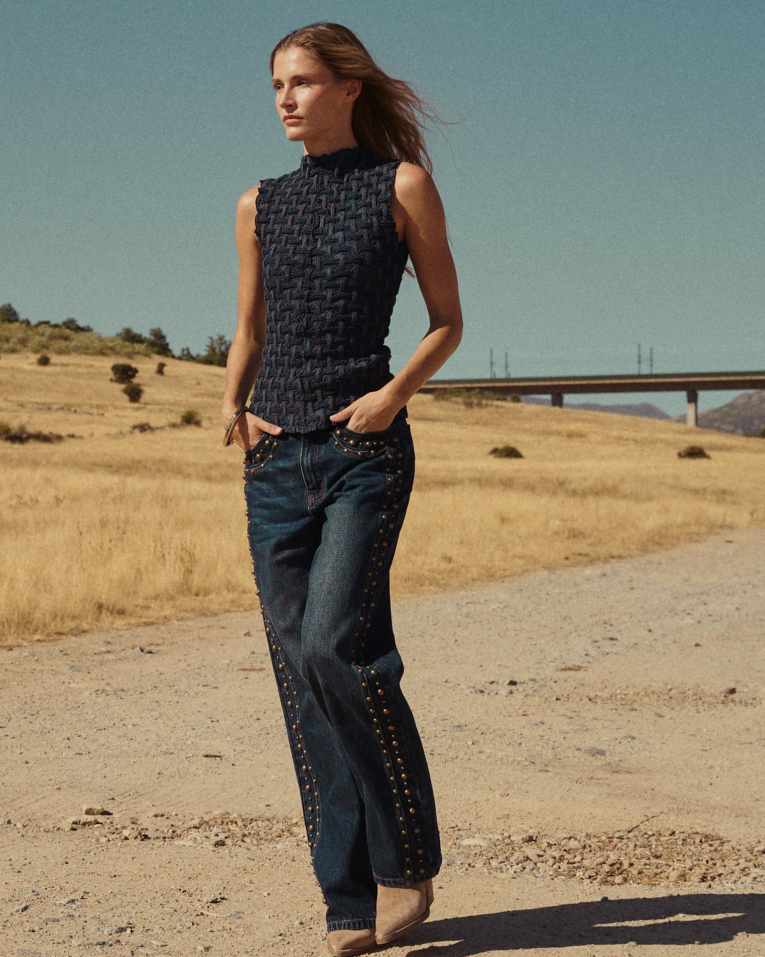 PANTALÓN VAQUERO TACHAS METÁLICAS