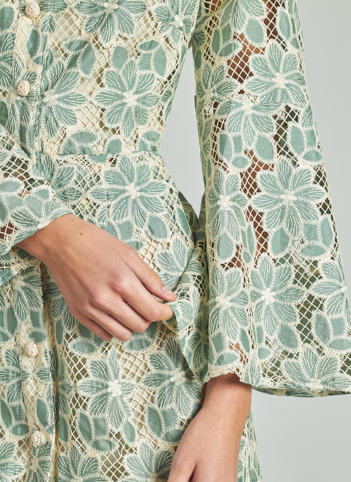 VESTIDO DE FLORES COM BORDADOS