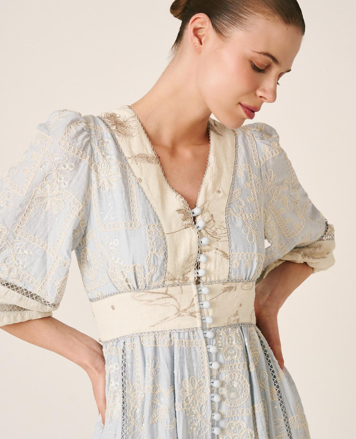 VESTIDO MIDI BORDADO GEOMÉTRICO