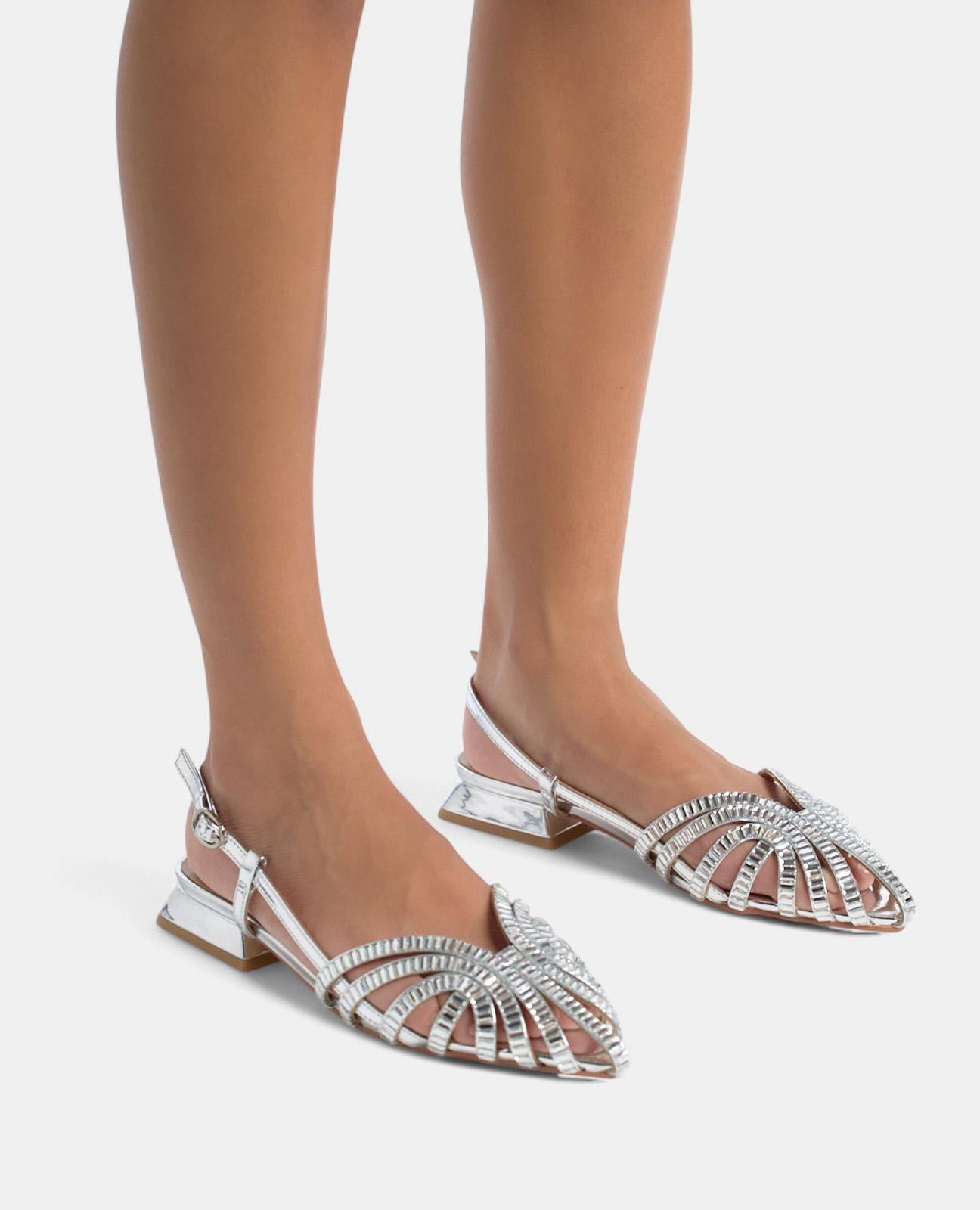 STRASSBESETZTE CLOGS