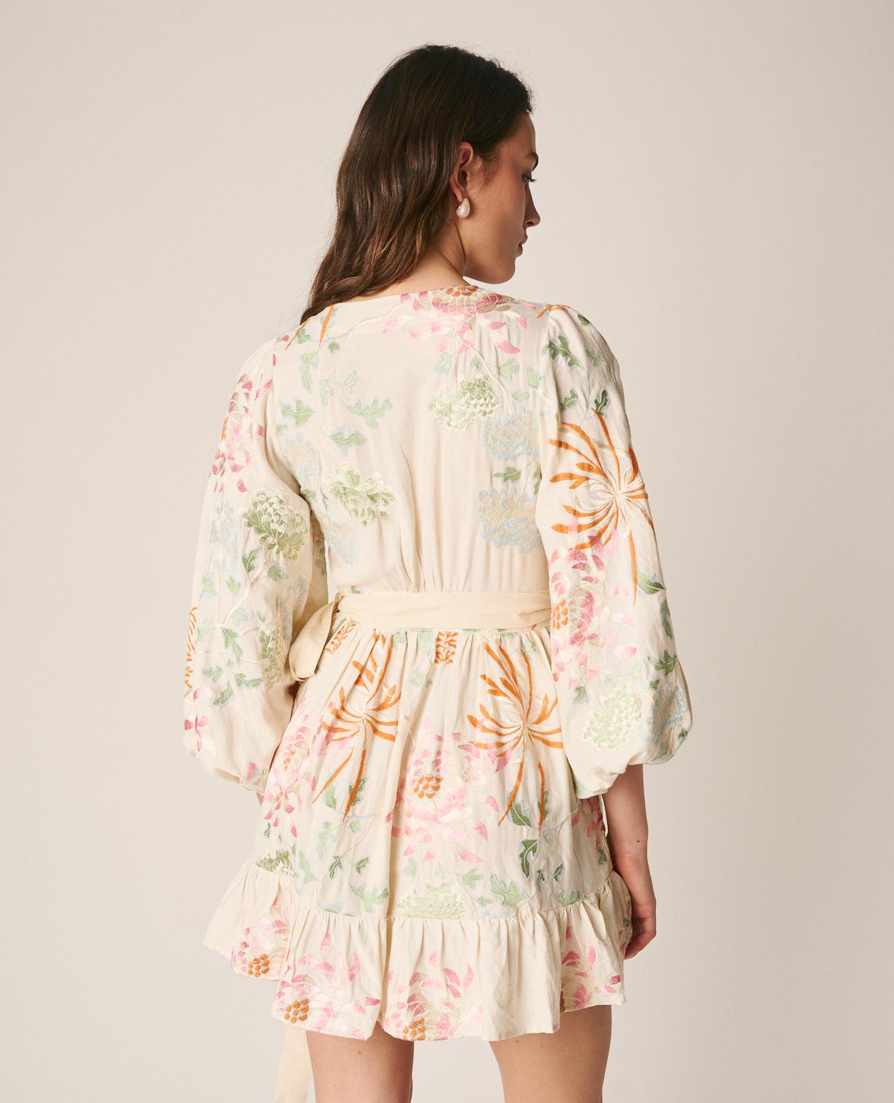 VESTIDO CORTO BORDADOS LAZO