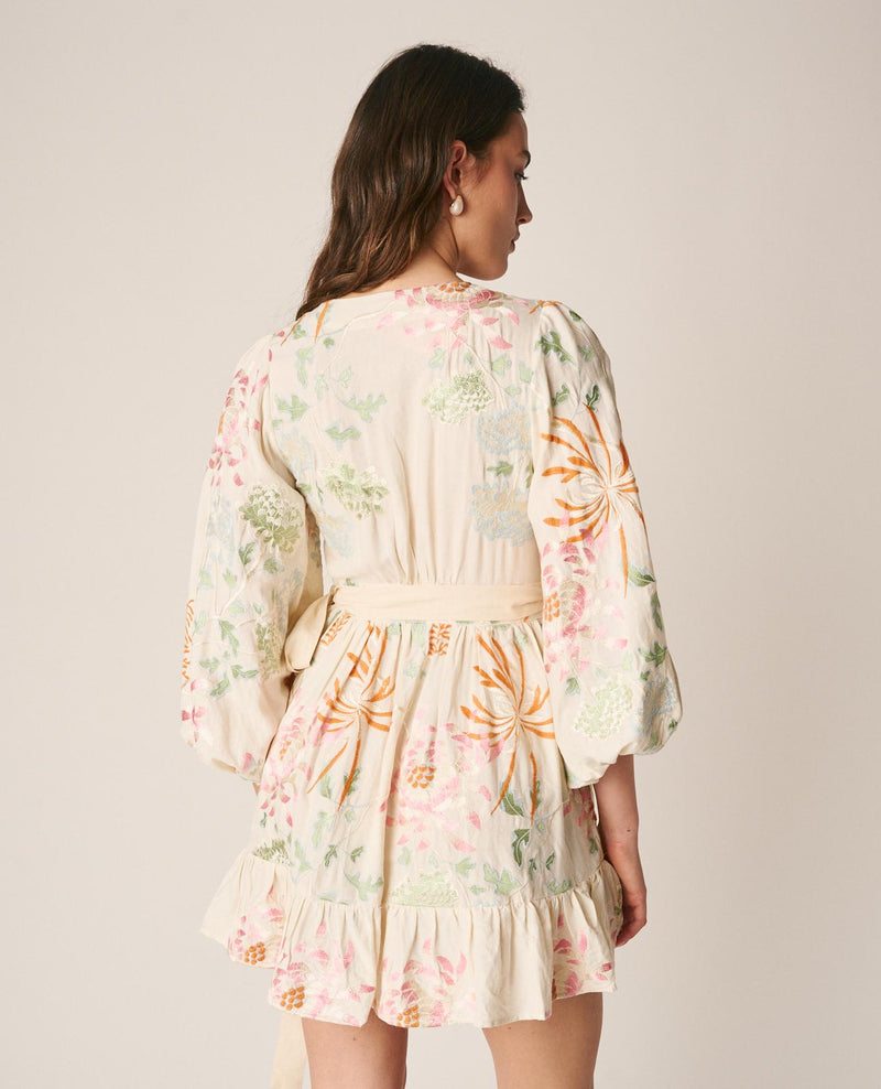 VESTIDO CORTO BORDADOS LAZO