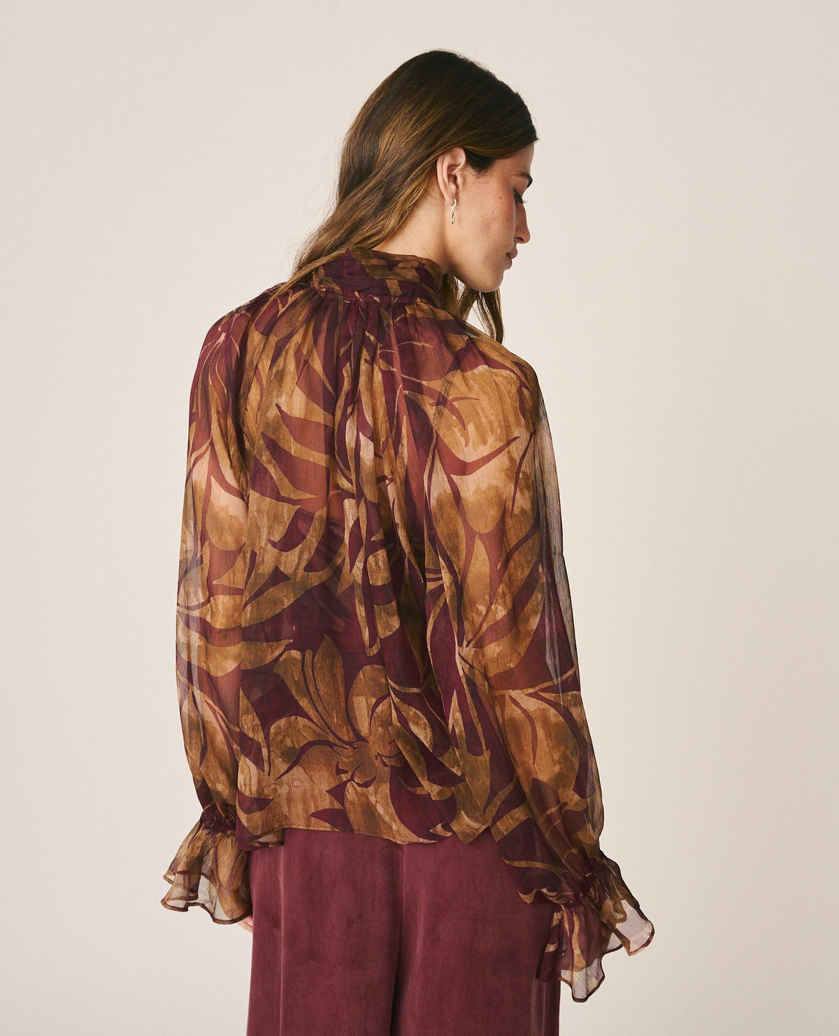 BLUSA DE GASA COM MOTIVOS FLORAIS