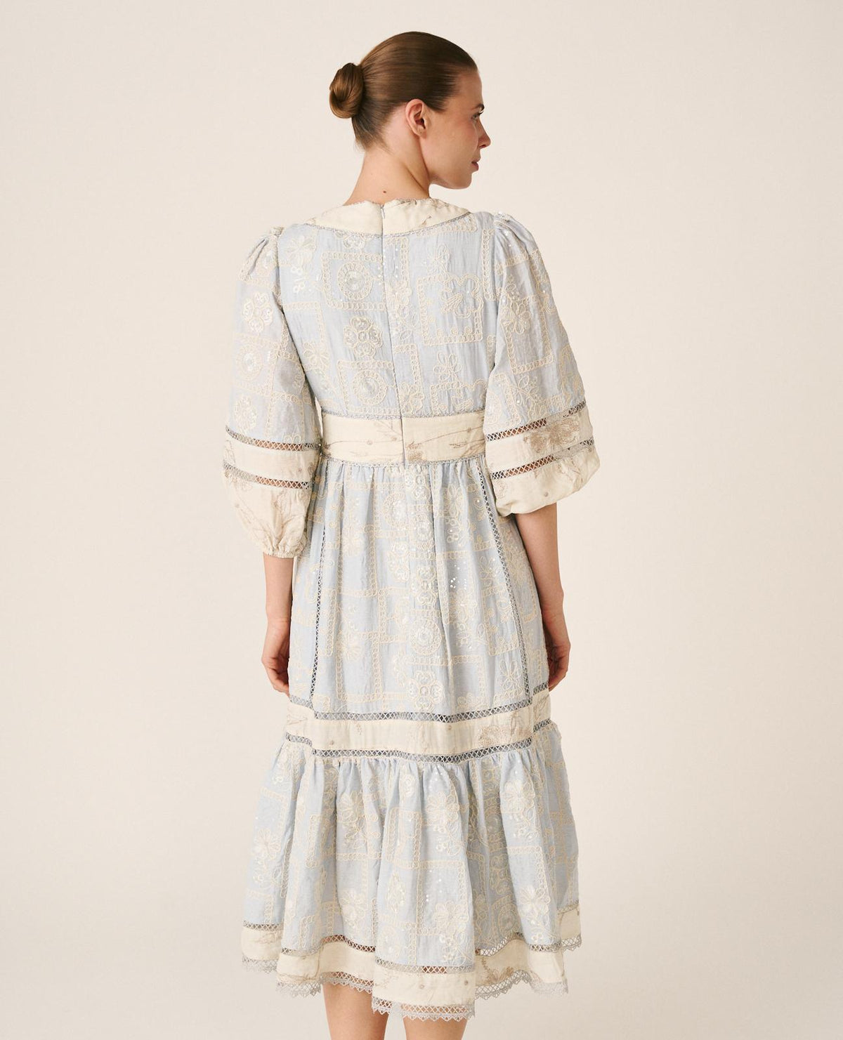 ABITO MIDI CON RICAMI GEOMETRICI