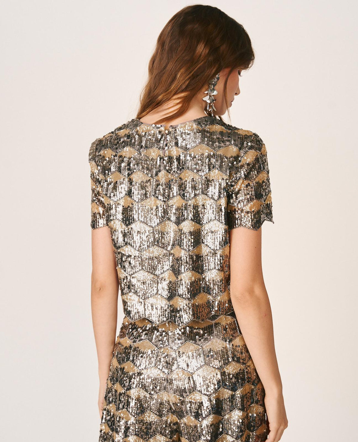 TOP CORTO CON LENTEJUELAS