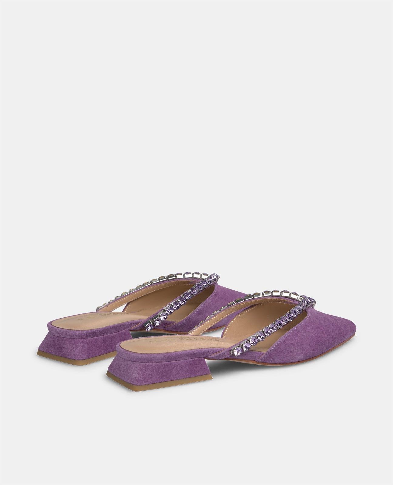 FLAT SHOE WITH STRAPS