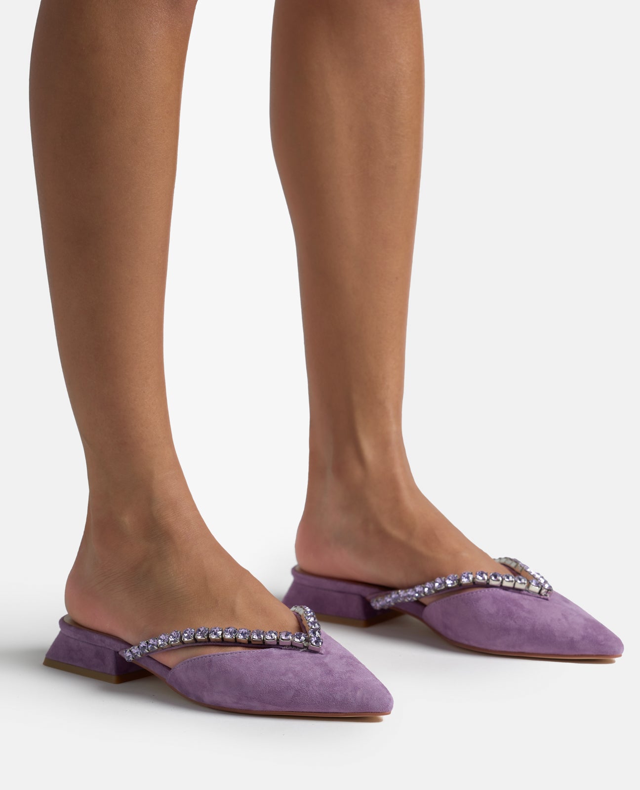 FLAT SHOE WITH STRAPS